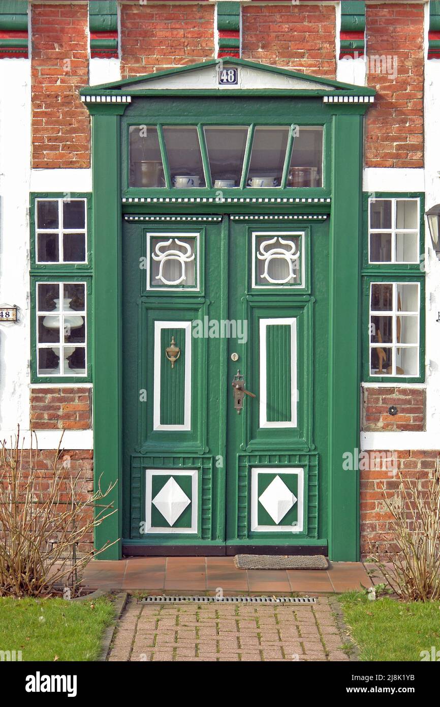 Porta d'ingresso di una vecchia casa a Otterndorf, Germania, bassa Sassonia, Otterndorf Foto Stock