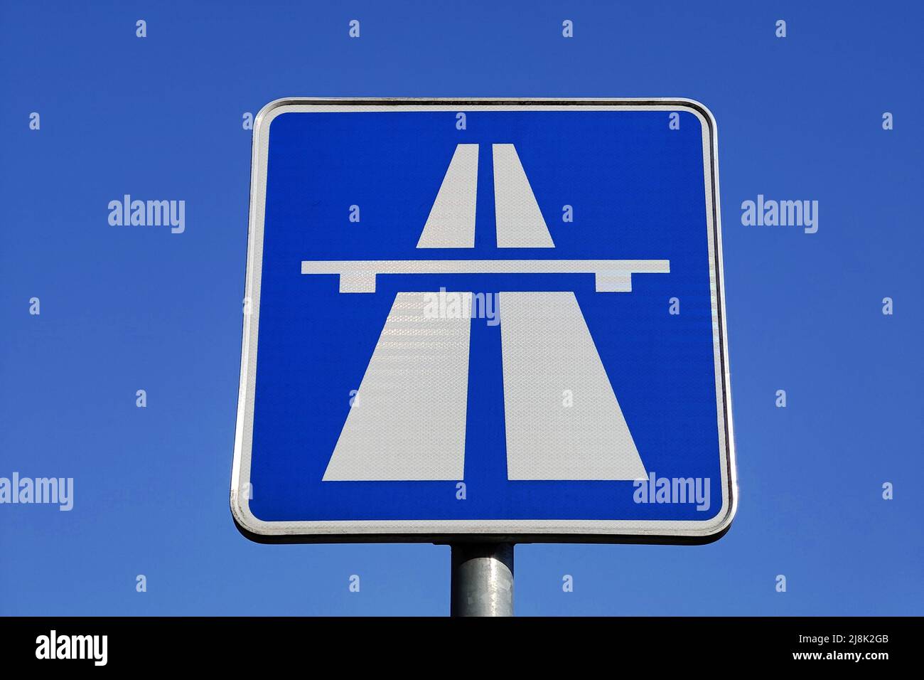 Segnale autostradale di fronte al cielo blu, Germania Foto Stock