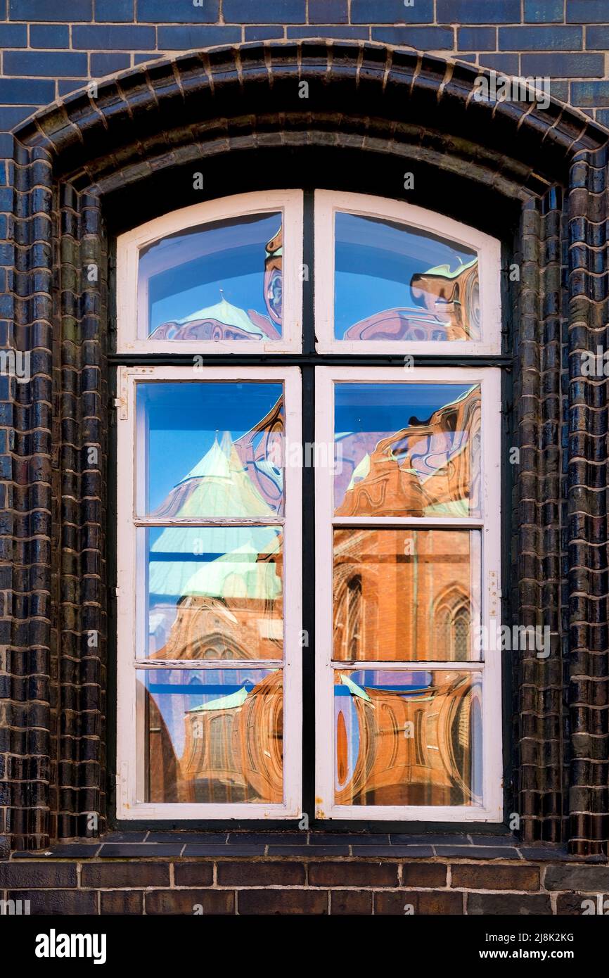 Chiesa di Santa Maria riflettere su una finestra del vecchio municipio, Germania, Schleswig-Holstein, Lubeck Foto Stock