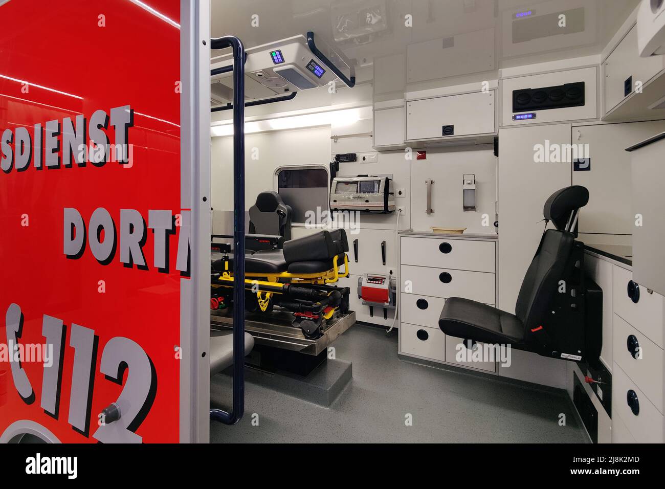 Vista interna di un veicolo di ambulanza, Germania Foto Stock