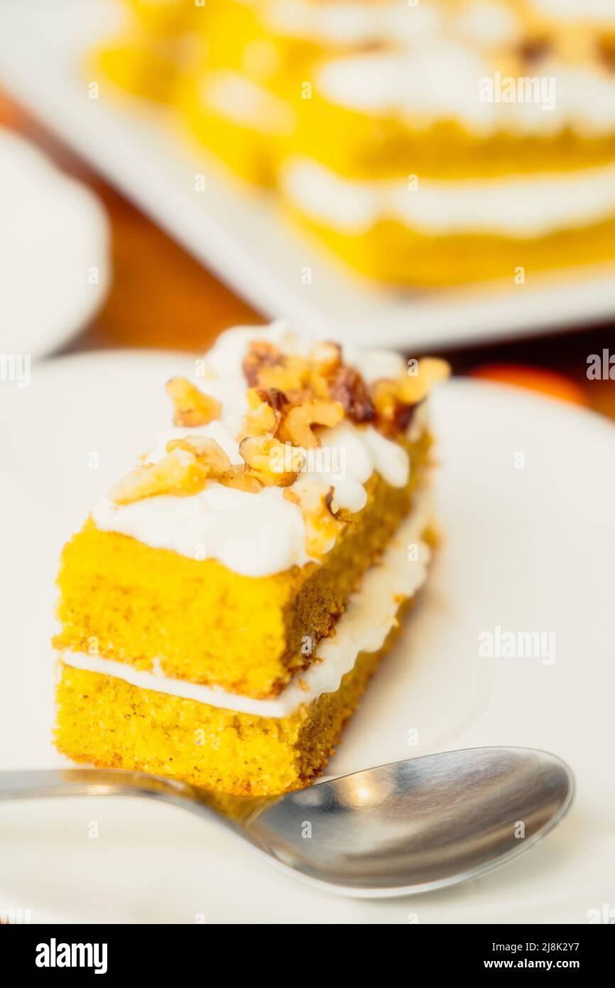 Porzione di torta di carote fatta in casa Foto Stock