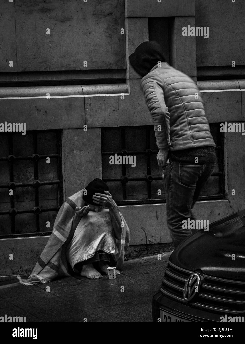 Un senzatetto cittadino di Istanbul, Turchia, allunga la mano per aiutare mentre si siede per strada. Nel 2021 Istanbul ha registrato una media di quasi 70.000 mila abitazioni senza case. Foto Stock