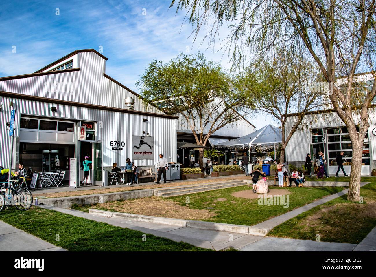 Un'area all'aperto a Sebastopol, California, piena di gente che naviga tra negozi e ristoranti. Foto Stock