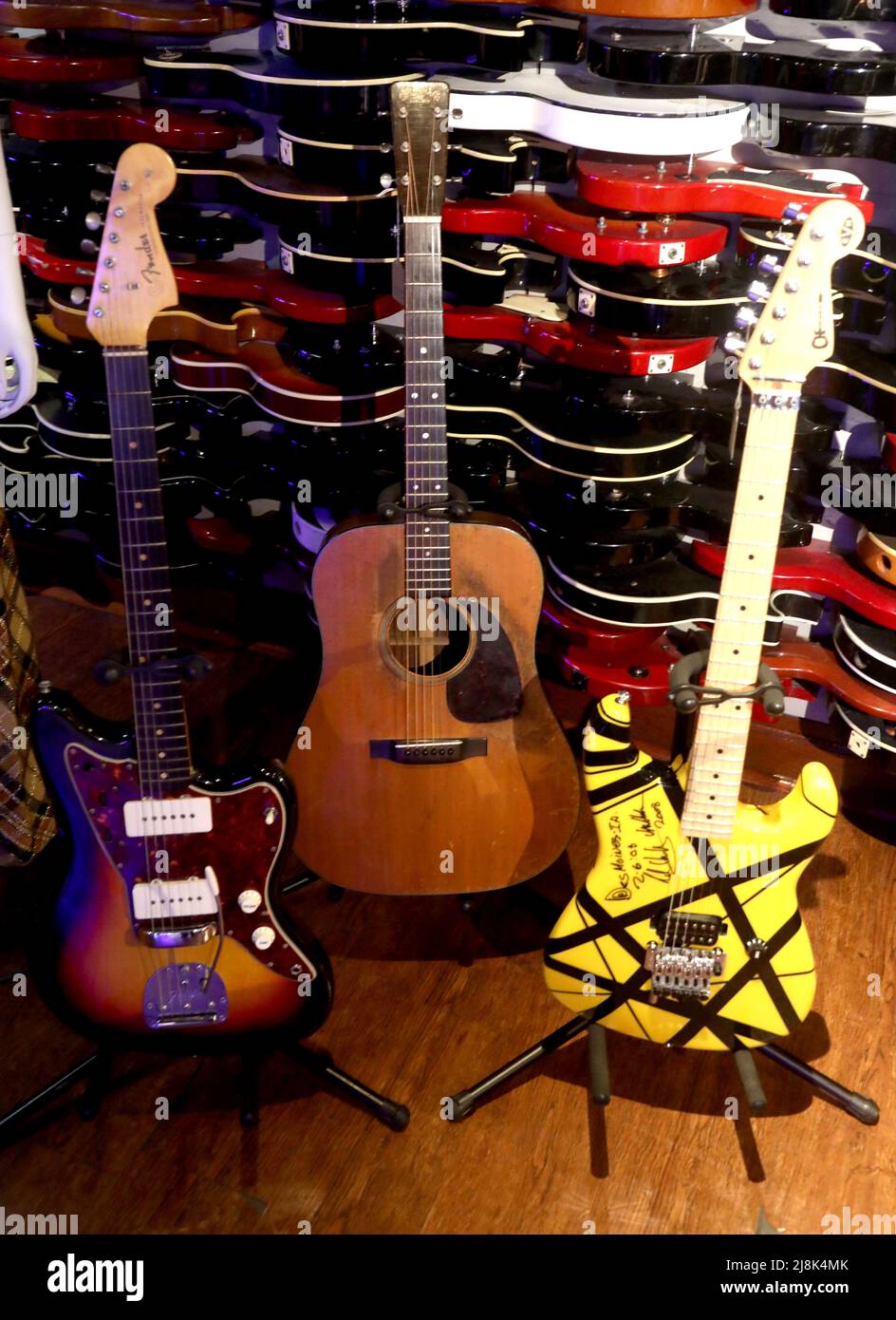 New York, New York, Stati Uniti. 16th maggio 2022. Una visione di (L-R) una  chitarra elettrica Jimi Hendrix 1964 Fender Jazzmaster, Johnny Cash ha  posseduto il marchio Martin 1956, Modello D-21 chitarra