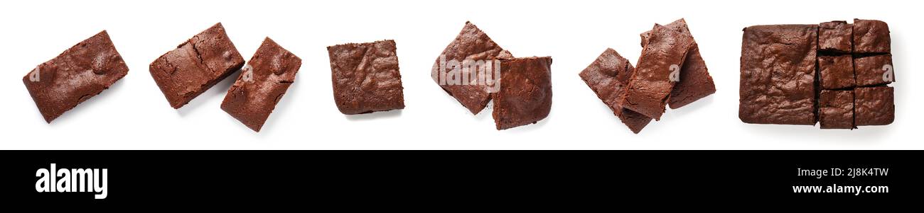 Set di pezzi di brownie al cioccolato su sfondo bianco, vista dall'alto Foto Stock