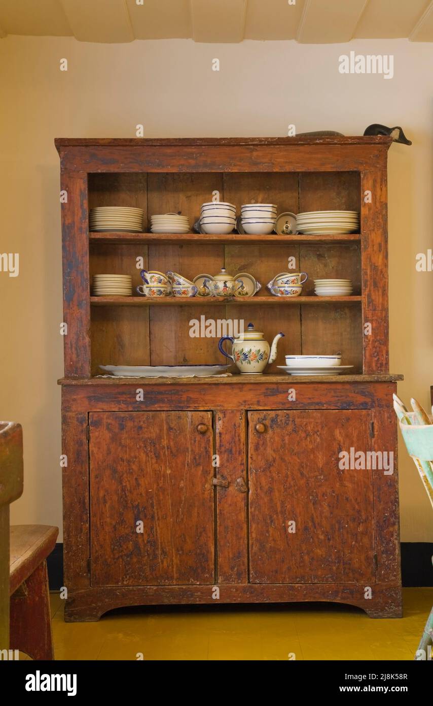 Buffet di stoviglie antiche con piatti raffinati in cucina all'interno  della vecchia casa in stile cottage regime francese del 1780 circa Foto  stock - Alamy