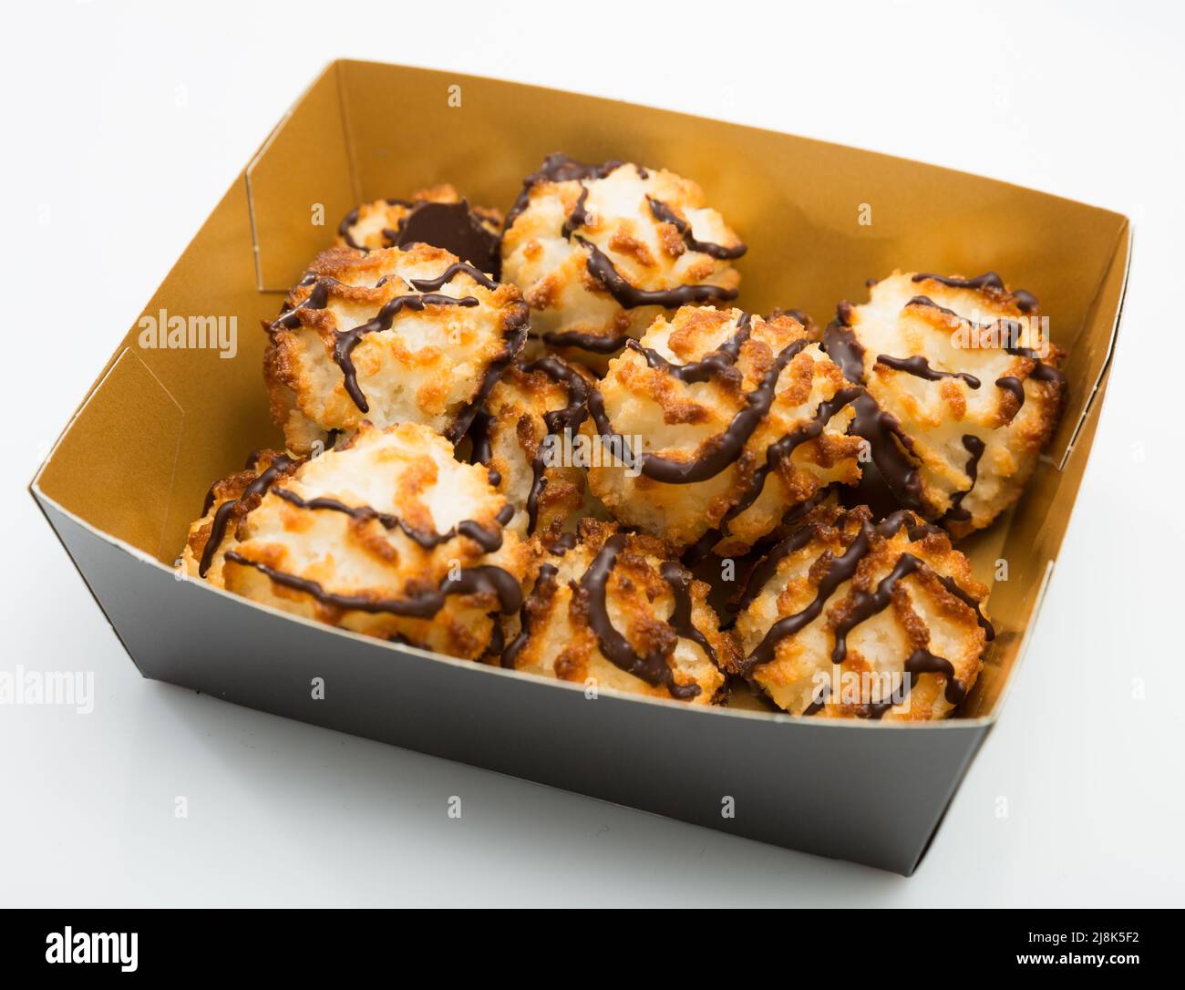 Biscotti al cocco con glassa al cioccolato Foto Stock