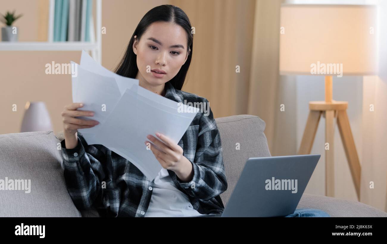 Arrabbiato ha sollecitato asian businesswoman internet insegnante freelancer boss ragazza videoconferenza chiamata chiacchierando con laptop disputa guasto di lavoro Foto Stock