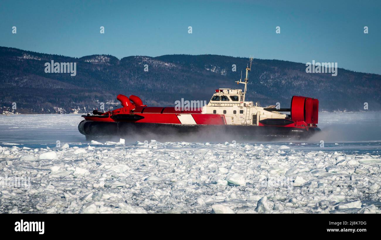 Coast Guardia hovercraft rompere il ghiaccio vicino a una piccola comunità nel Québec orientale, Canada. Foto Stock