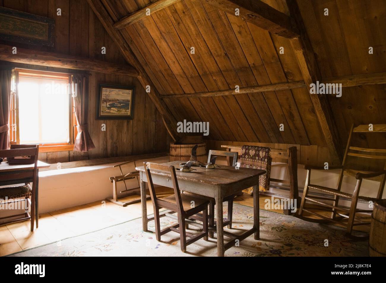 Piccolo tavolo e sedie nella camera da letto principale al piano superiore all'interno di una vecchia casa in stile cottage regime francese del 1780 circa. Foto Stock