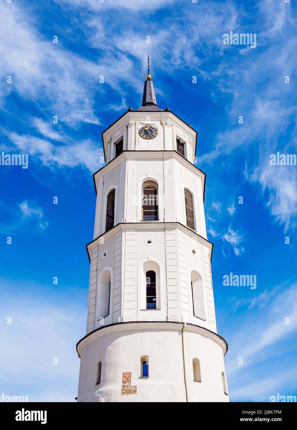 Campanile vicino alla Basilica Cattedrale di San Stanislao e San Ladislao, Città Vecchia, Vilnius, Lituania Foto Stock