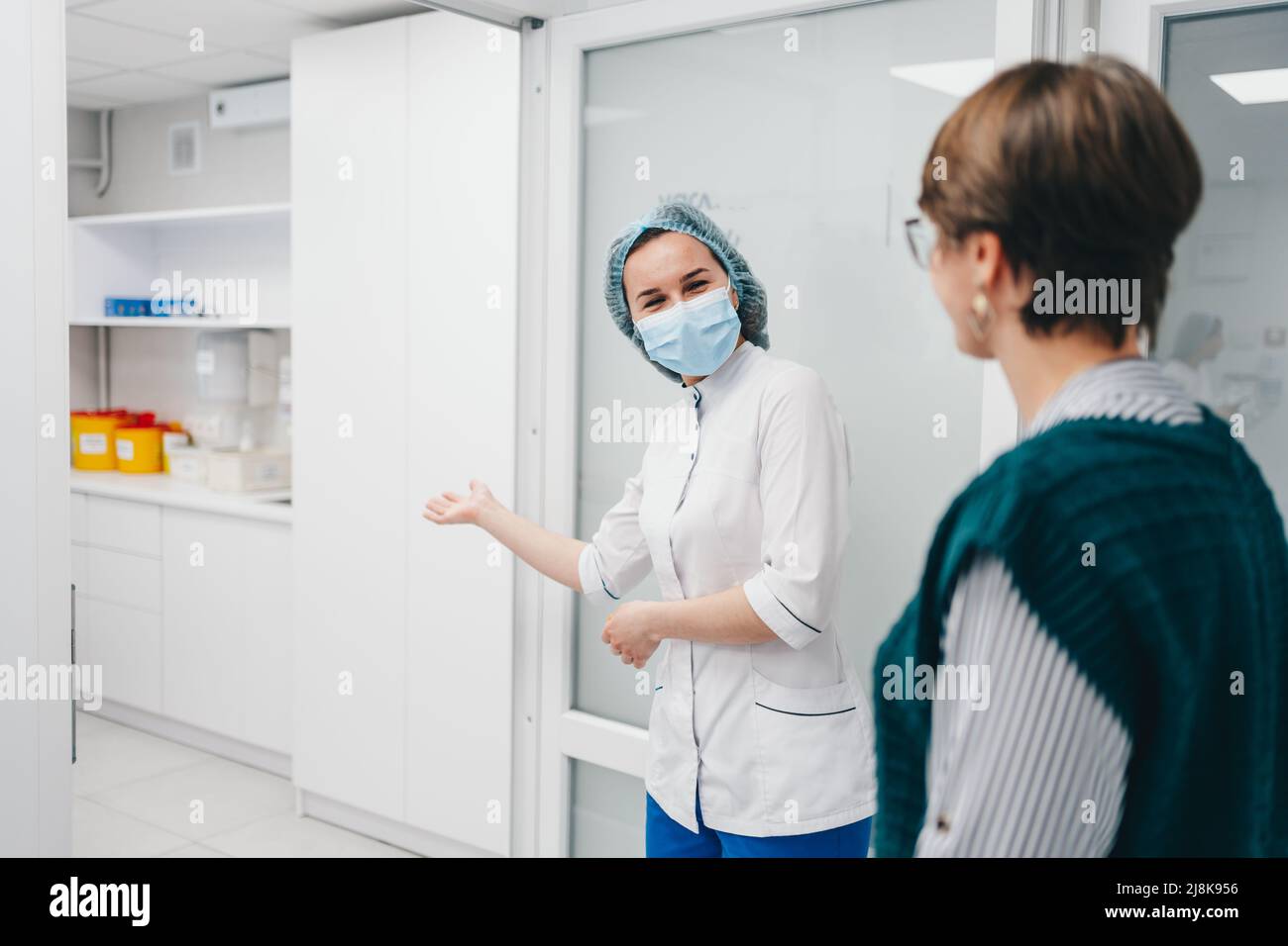 Invito all'ufficio del medico. Consultazione e analisi Foto Stock