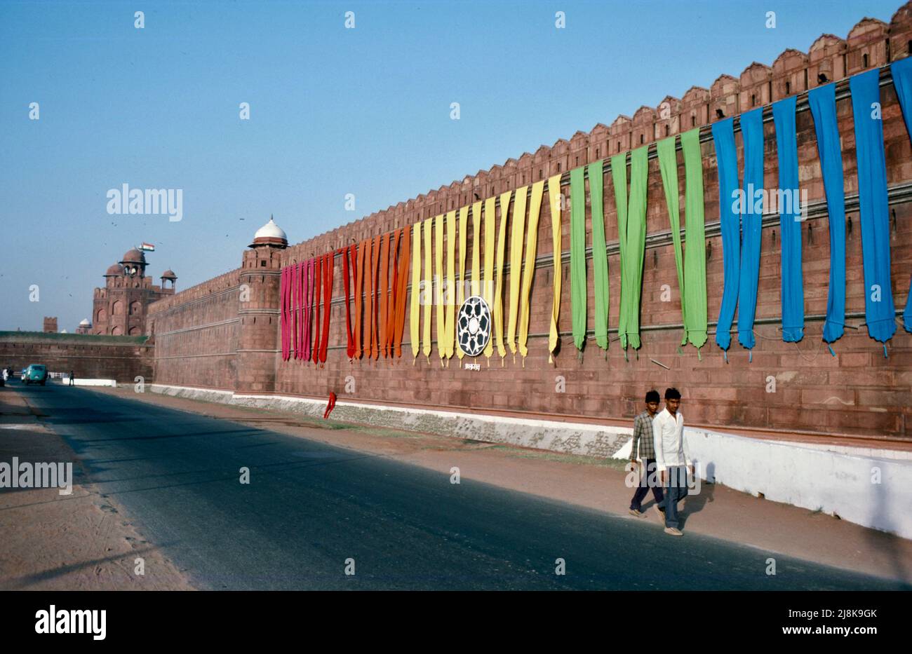 Due uomini che passano il Forte Rosso a Nuova Delhi, India 1986 Foto Stock