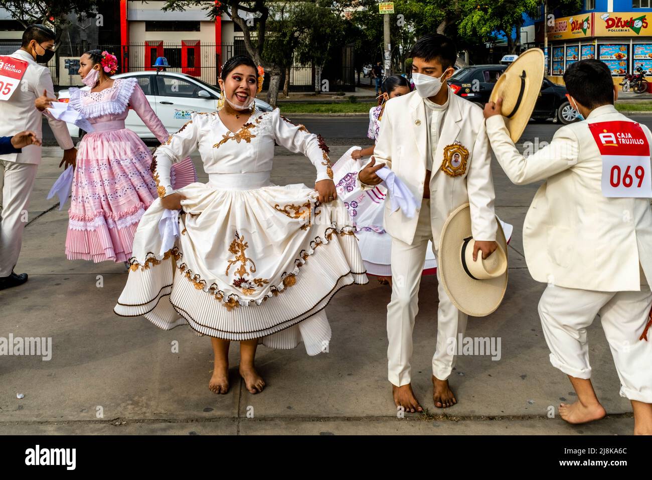 I giovani ballerini peruviani praticano la danza Marinera prima di partecipare Ad Un Concorso al Festival della danza Marinera di Trujillo, in Perù. Foto Stock