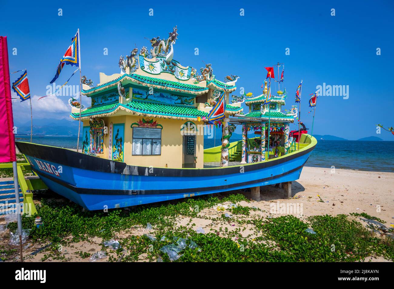 La barca per attrazioni turistiche si trova sulla spiaggia a da Nang. È fatto di cemento ed è fatto per i turisti per salire e godersi una barca finta. Foto Stock