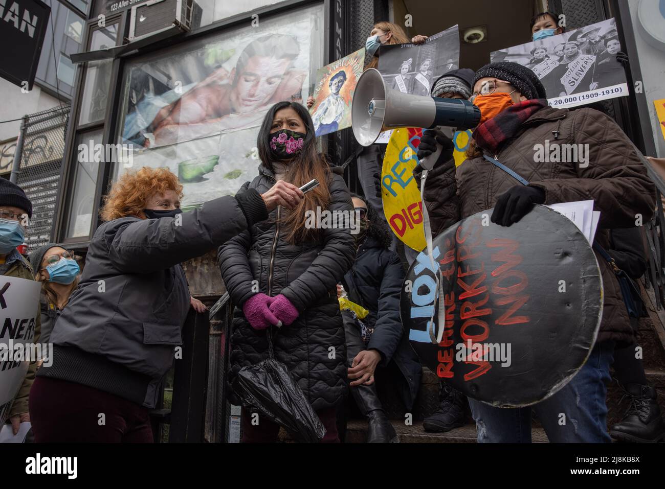 NEW YORK, N.Y. – 6 marzo 2021: I manifestanti si radunano in vista della Giornata internazionale della donna a sostegno dei lavoratori della lavanderia automatica che dichiarano di aver terminato le loro azioni in modo illecito. Foto Stock