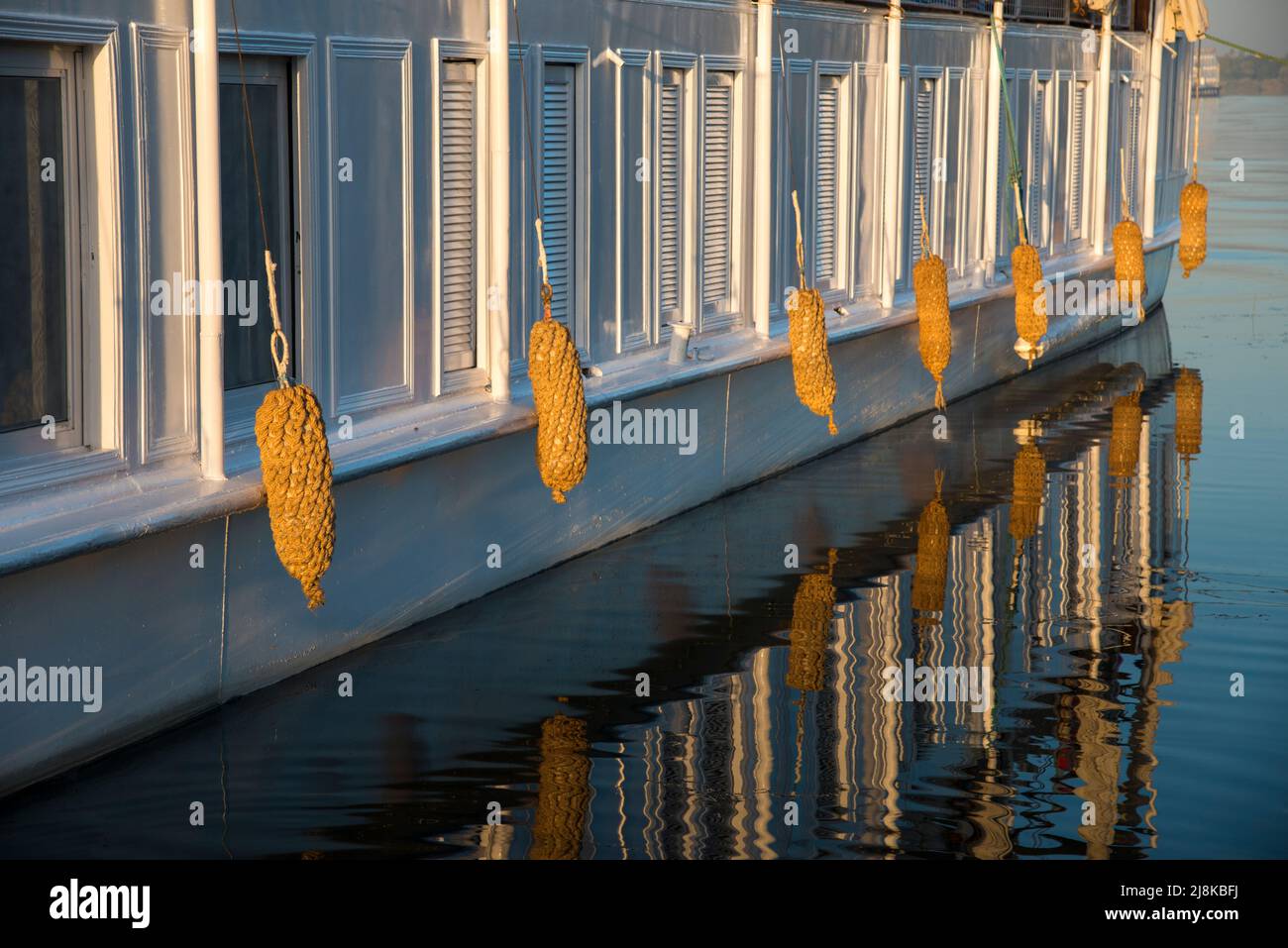 Battelli su una barca a vela turistica sul Nilo Dahabiya Foto Stock
