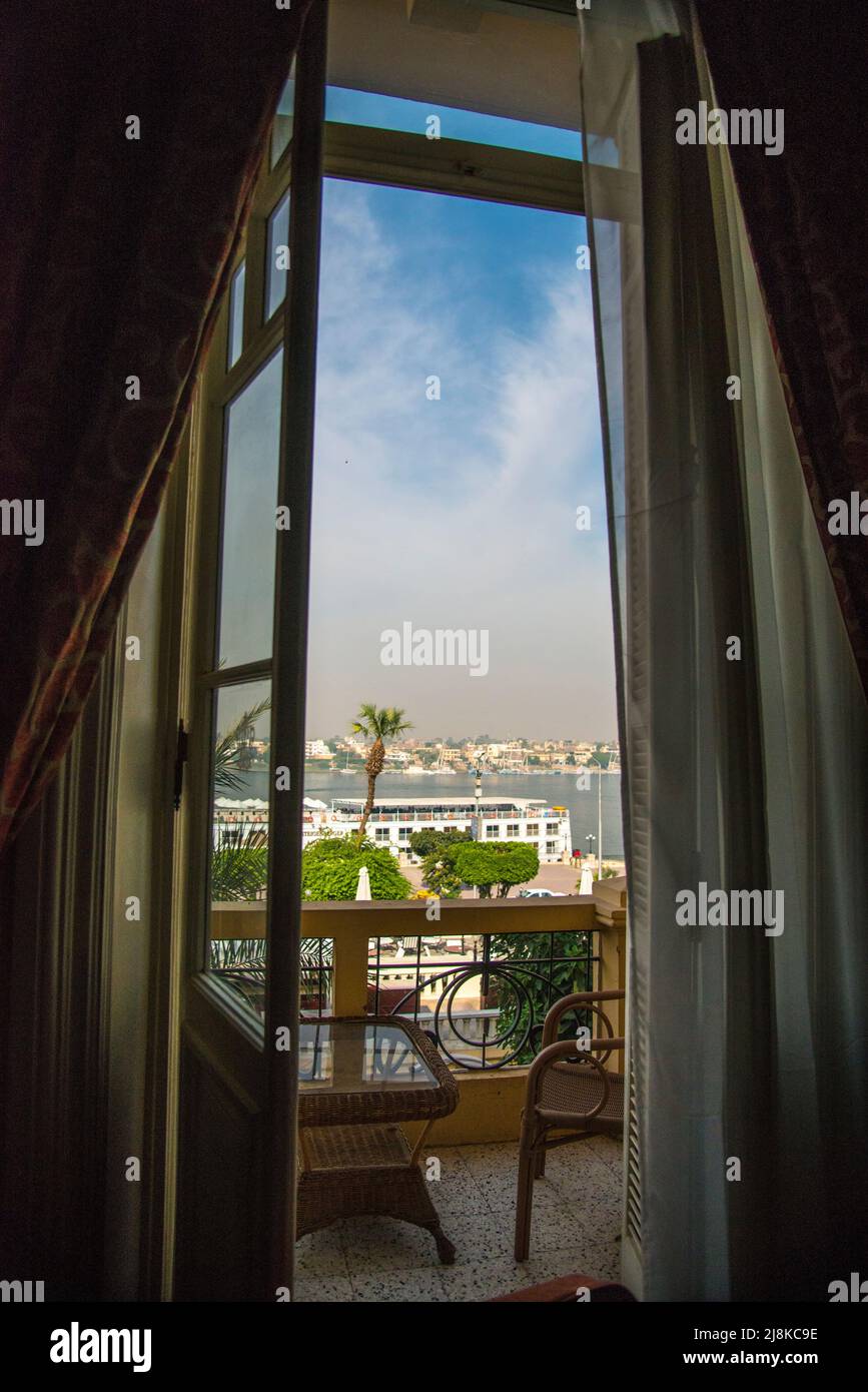 Vista dalla camera d'hotel di Luxor con vista sul fiume Nilo e sulle navi da crociera Foto Stock