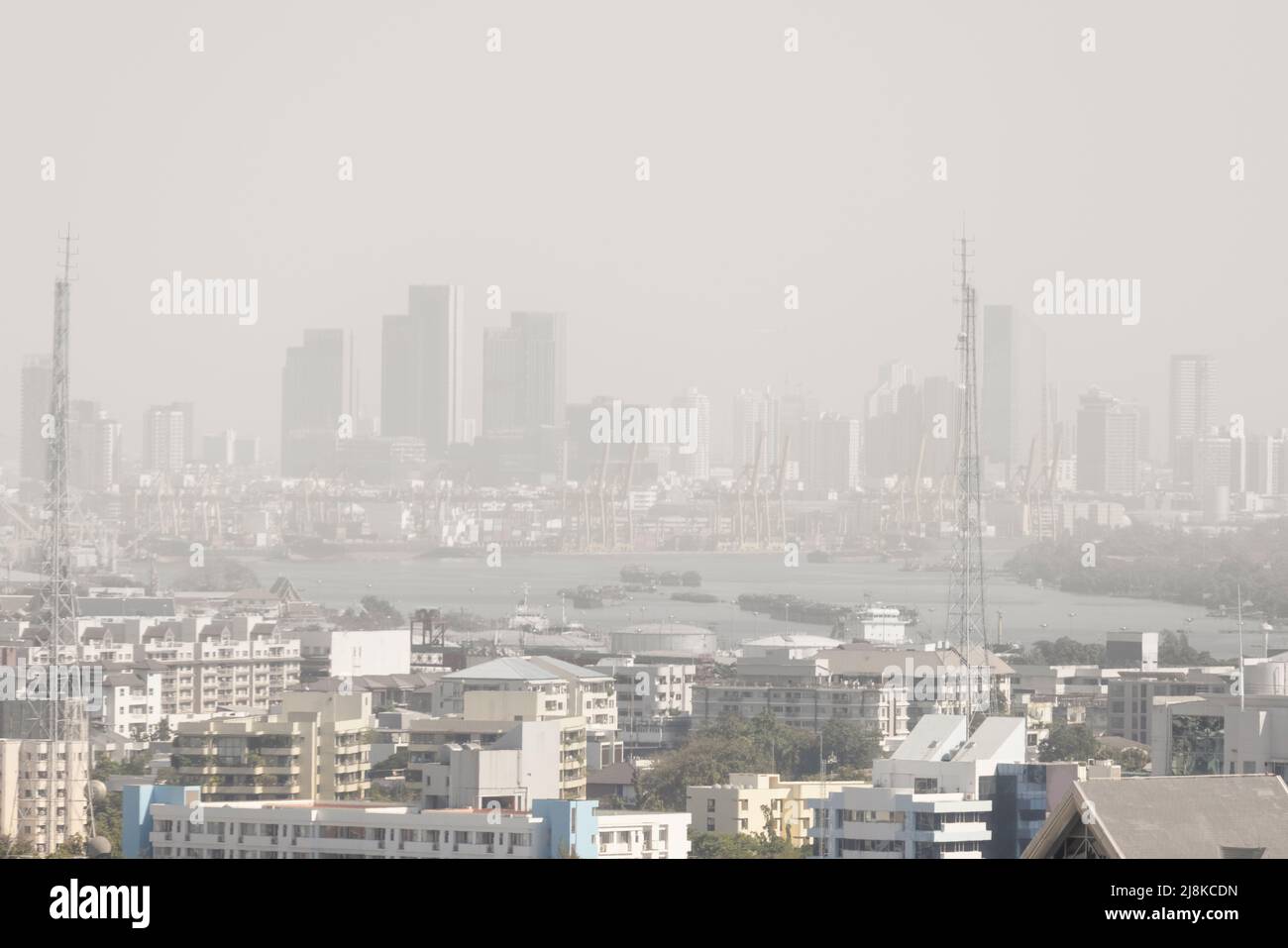 Grattacieli del centro della città di Bankok. Scarsa visibilità, smog, causato da polvere e fumo ad alto livello di inquinamento atmosferico PM2,5. Foto Stock