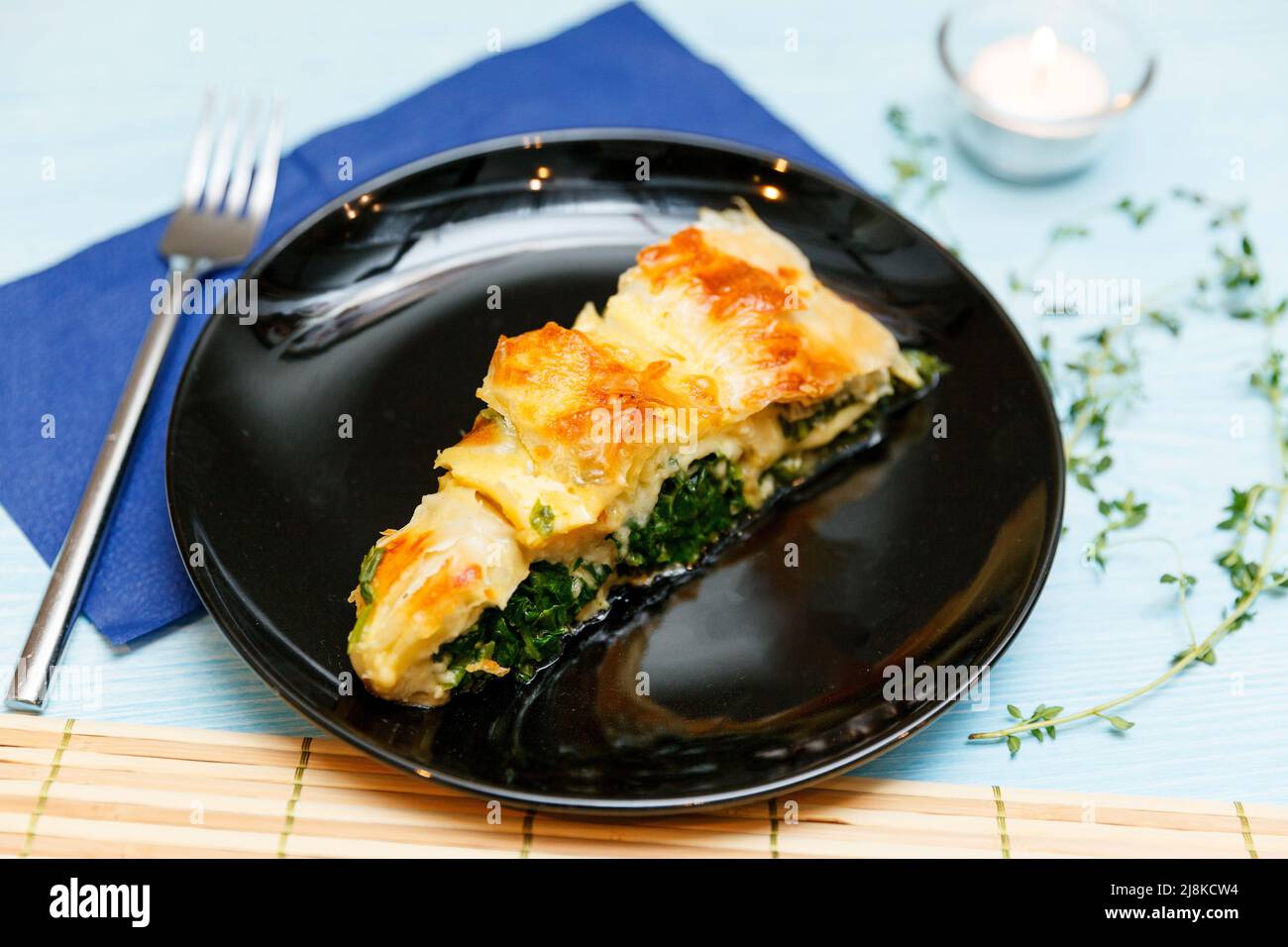 Torta di lumaca nazionale turca Kolberegi in pasta filo croccante con spinaci e suluguni ripieno di panna acida e marmellata d'uova Foto Stock