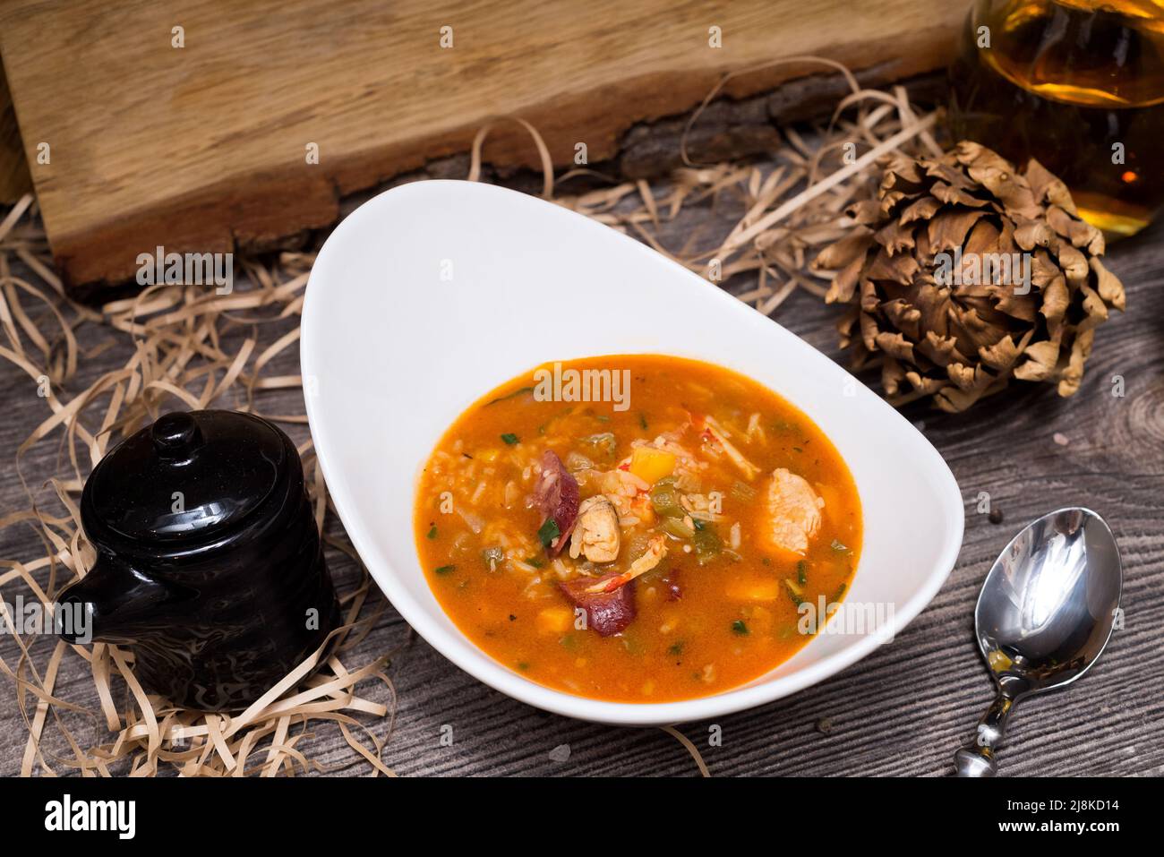 Zuppa di gumbo piccante di New Orleans con gamberi, verdure e salsicce da caccia Foto Stock
