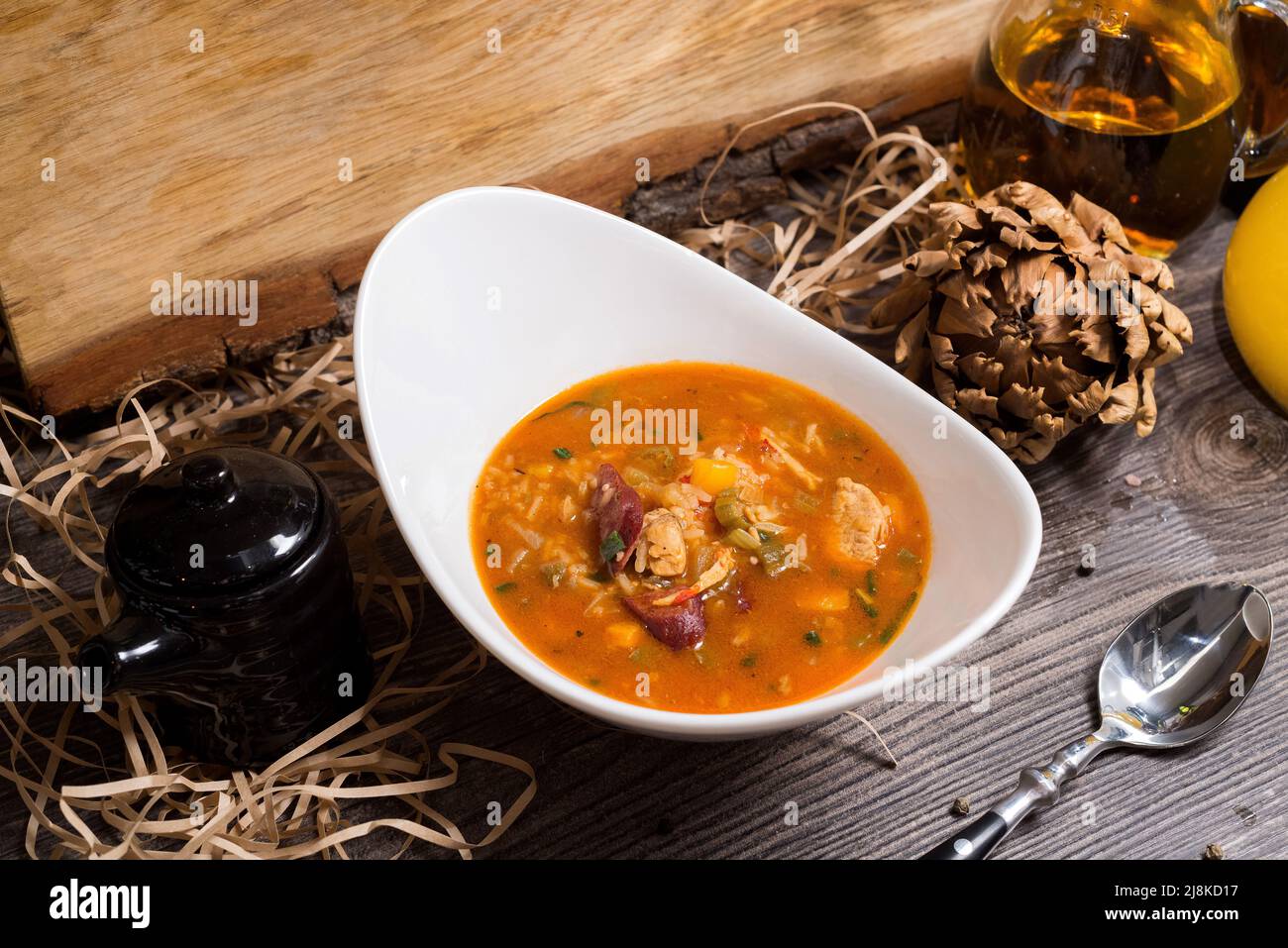 Zuppa di gumbo piccante di New Orleans con gamberi, verdure e salsicce da caccia Foto Stock