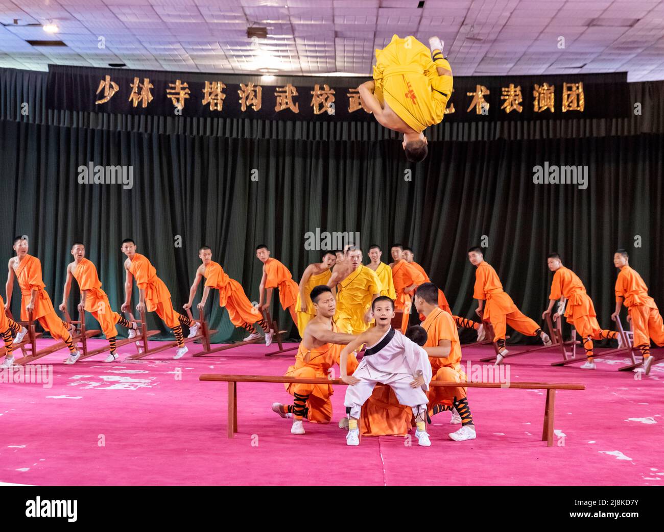 Gli apprendisti del famoso Tempio Shaolin a Dengfeng, Henan, Cina, svolgono le loro arti marziali e abilità acrobatiche. Foto Stock