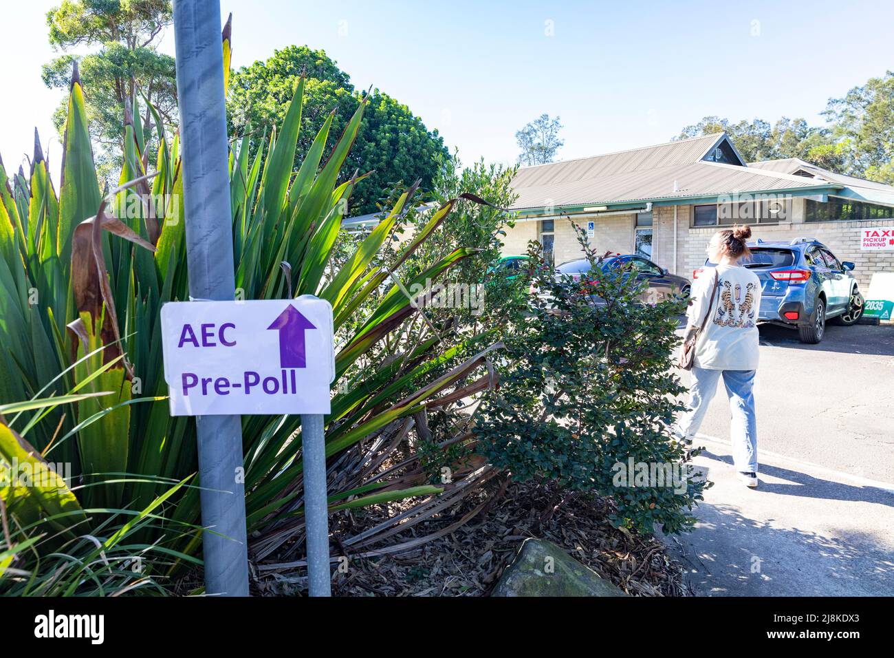 Nella sede federale australiana di Mackellar è in corso il voto anticipato presso la stazione di sondaggio Warriewood Sydney, per gli elettori che non sono in grado di votare il giorno delle elezioni di sabato 21st maggio 2022. La sede federale di Mackellar è detenuta dal deputato liberale Jason Falinski, con sfidanti tra cui il Partito dell'Australia unita, il dottor Sophie scamps Independent Candidate, Labour and the Greens, Warriewood, Sydney, Australia. Credit martin berry@alamy live news. Foto Stock