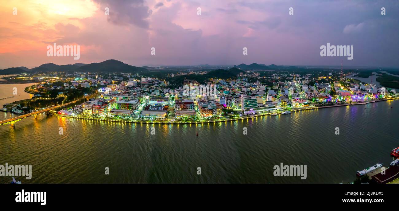 Vista aerea della città di ha Tien di notte, Kien Giang, Vietnam, questo è centrale affollato e vivace a Kien Giang, Vietnam. Foto Stock