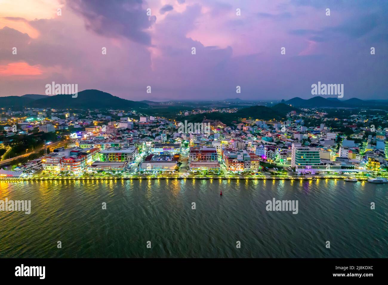 Vista aerea della città di ha Tien di notte, Kien Giang, Vietnam, questo è centrale affollato e vivace a Kien Giang, Vietnam. Foto Stock