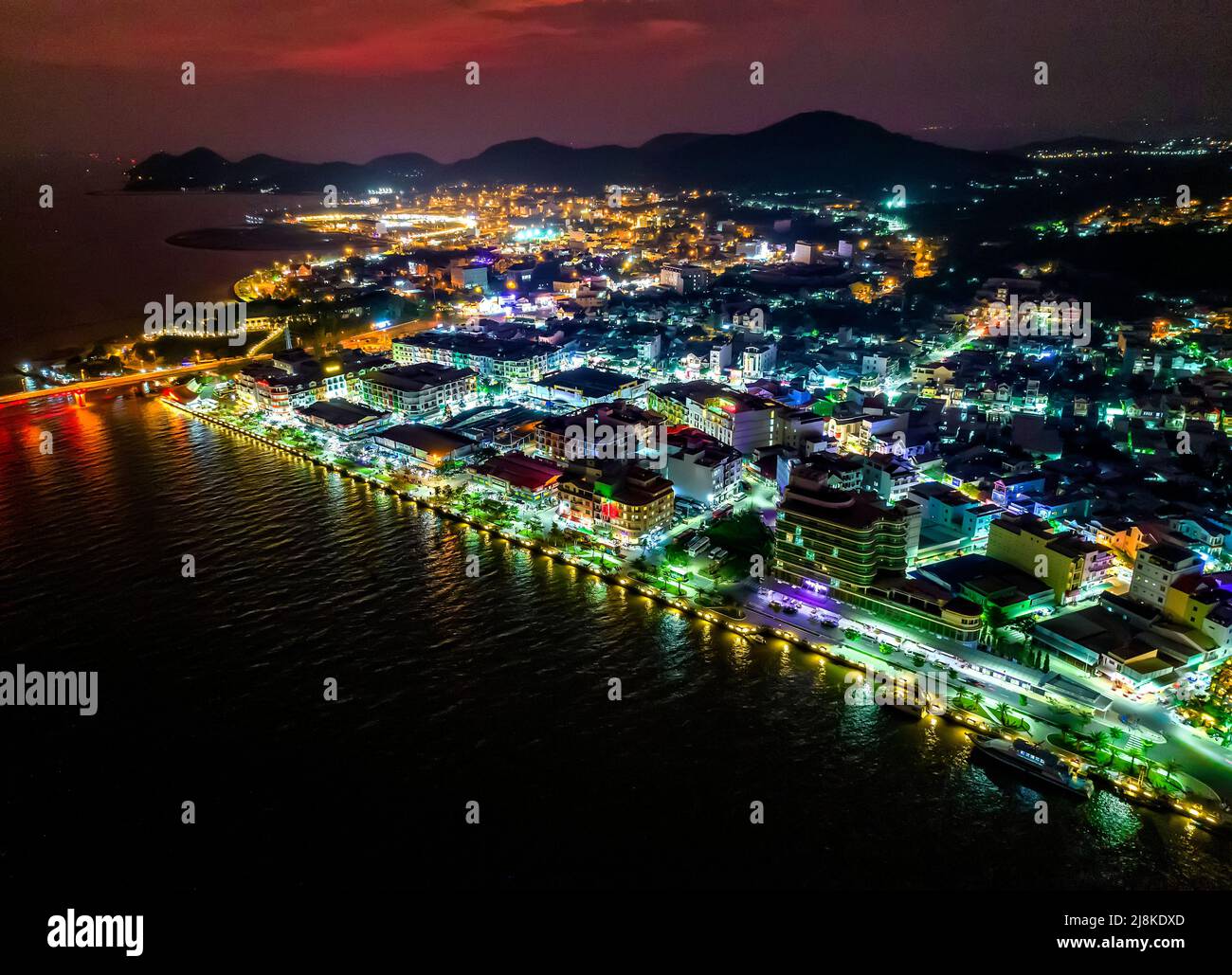 Vista aerea della città di ha Tien di notte, Kien Giang, Vietnam, questo è centrale affollato e vivace a Kien Giang, Vietnam. Foto Stock
