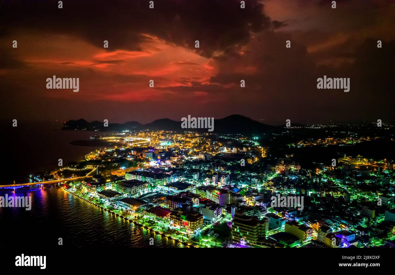 Vista aerea della città di ha Tien di notte, Kien Giang, Vietnam, questo è centrale affollato e vivace a Kien Giang, Vietnam. Foto Stock