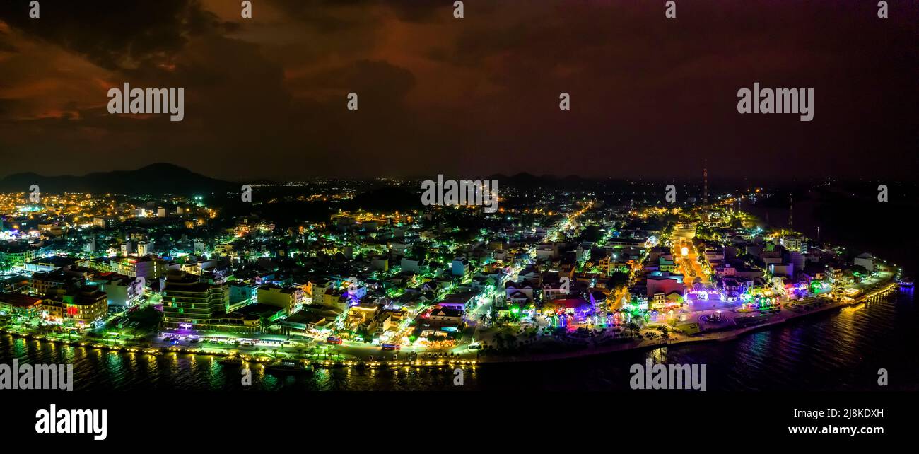 Vista aerea della città di ha Tien di notte, Kien Giang, Vietnam, questo è centrale affollato e vivace a Kien Giang, Vietnam. Foto Stock