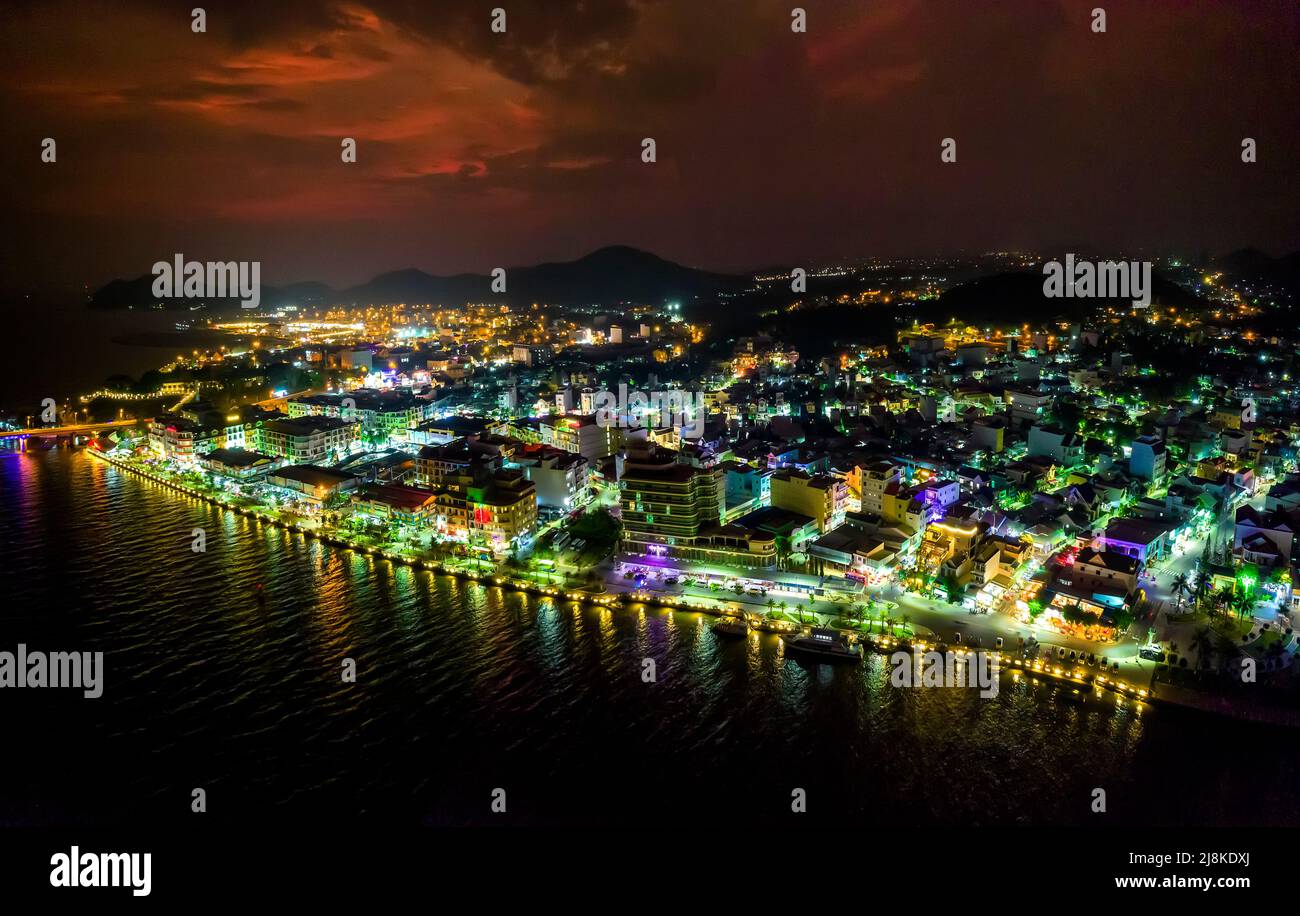 Vista aerea della città di ha Tien di notte, Kien Giang, Vietnam, questo è centrale affollato e vivace a Kien Giang, Vietnam. Foto Stock