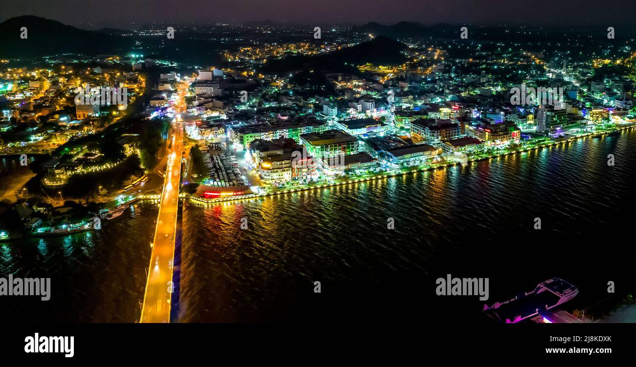 Vista aerea della città di ha Tien di notte, Kien Giang, Vietnam, questo è centrale affollato e vivace a Kien Giang, Vietnam. Foto Stock