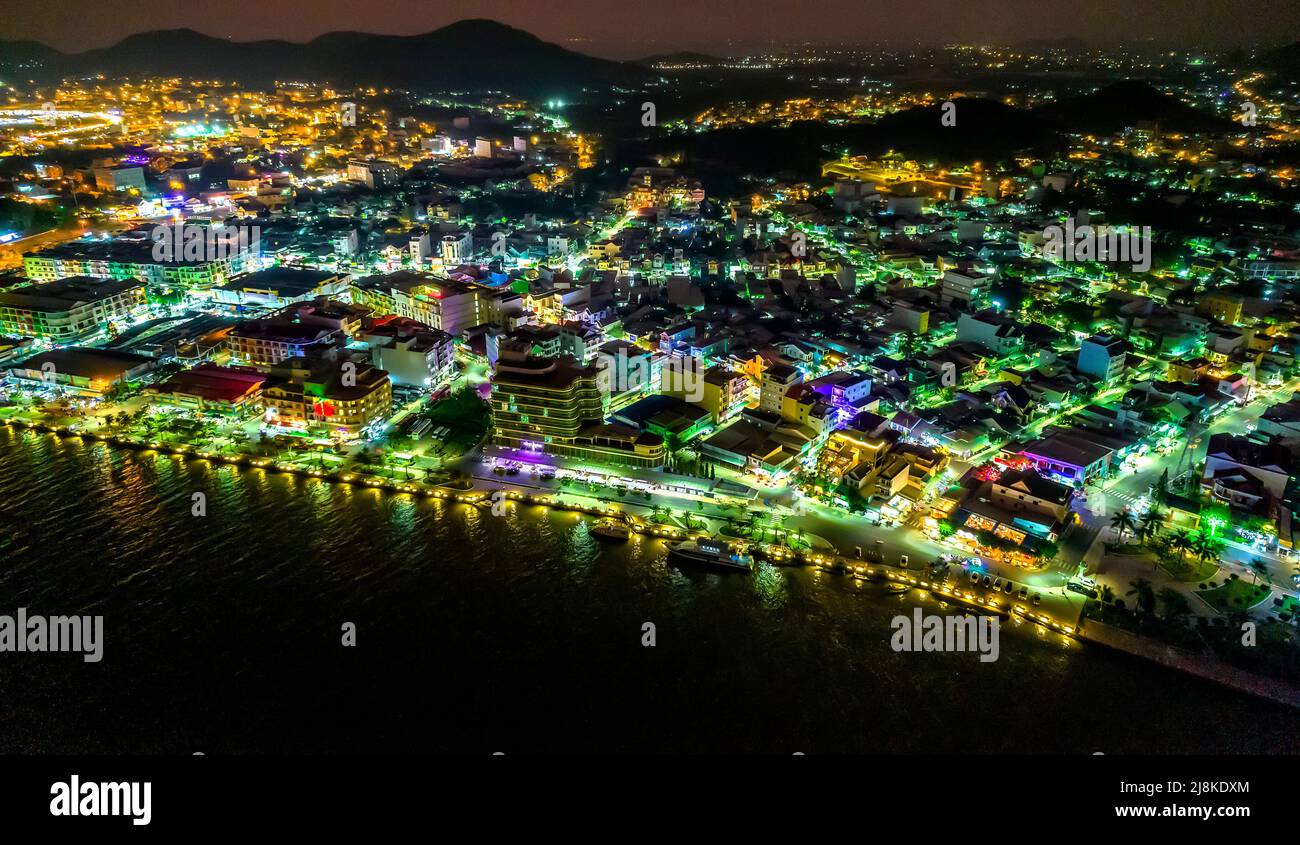 Vista aerea della città di ha Tien di notte, Kien Giang, Vietnam, questo è centrale affollato e vivace a Kien Giang, Vietnam. Foto Stock