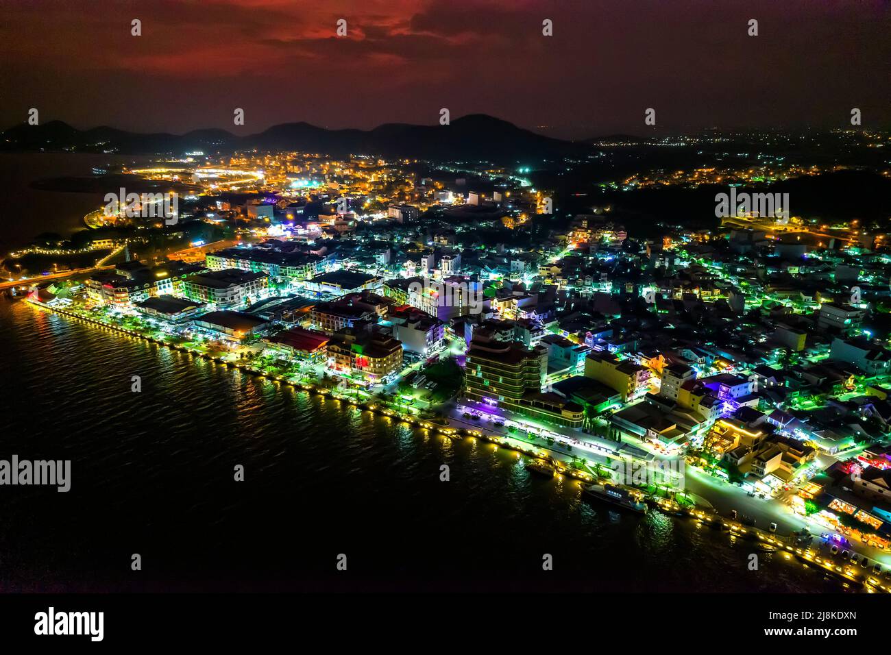 Vista aerea della città di ha Tien di notte, Kien Giang, Vietnam, questo è centrale affollato e vivace a Kien Giang, Vietnam. Foto Stock