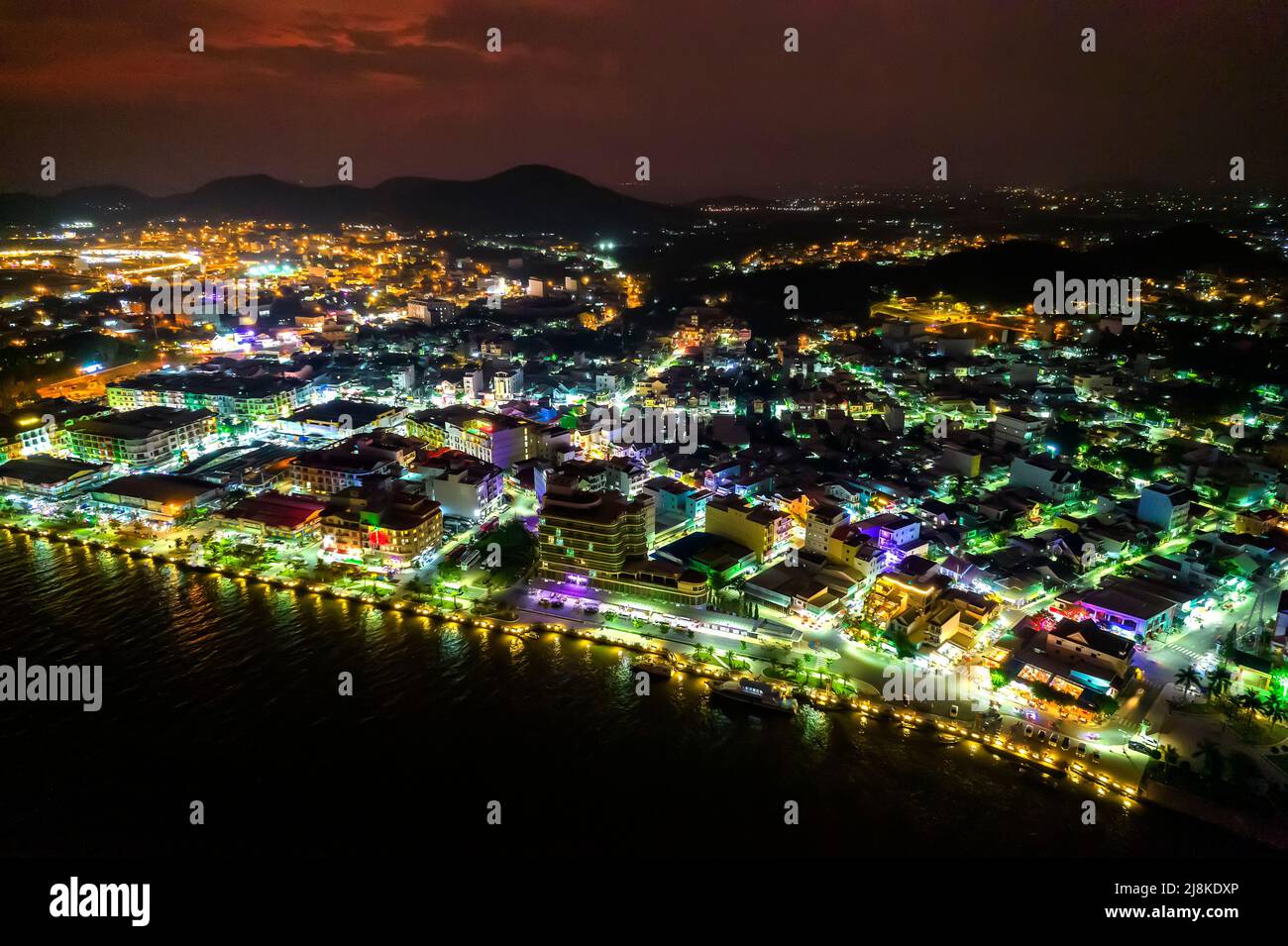 Vista aerea della città di ha Tien di notte, Kien Giang, Vietnam, questo è centrale affollato e vivace a Kien Giang, Vietnam. Foto Stock