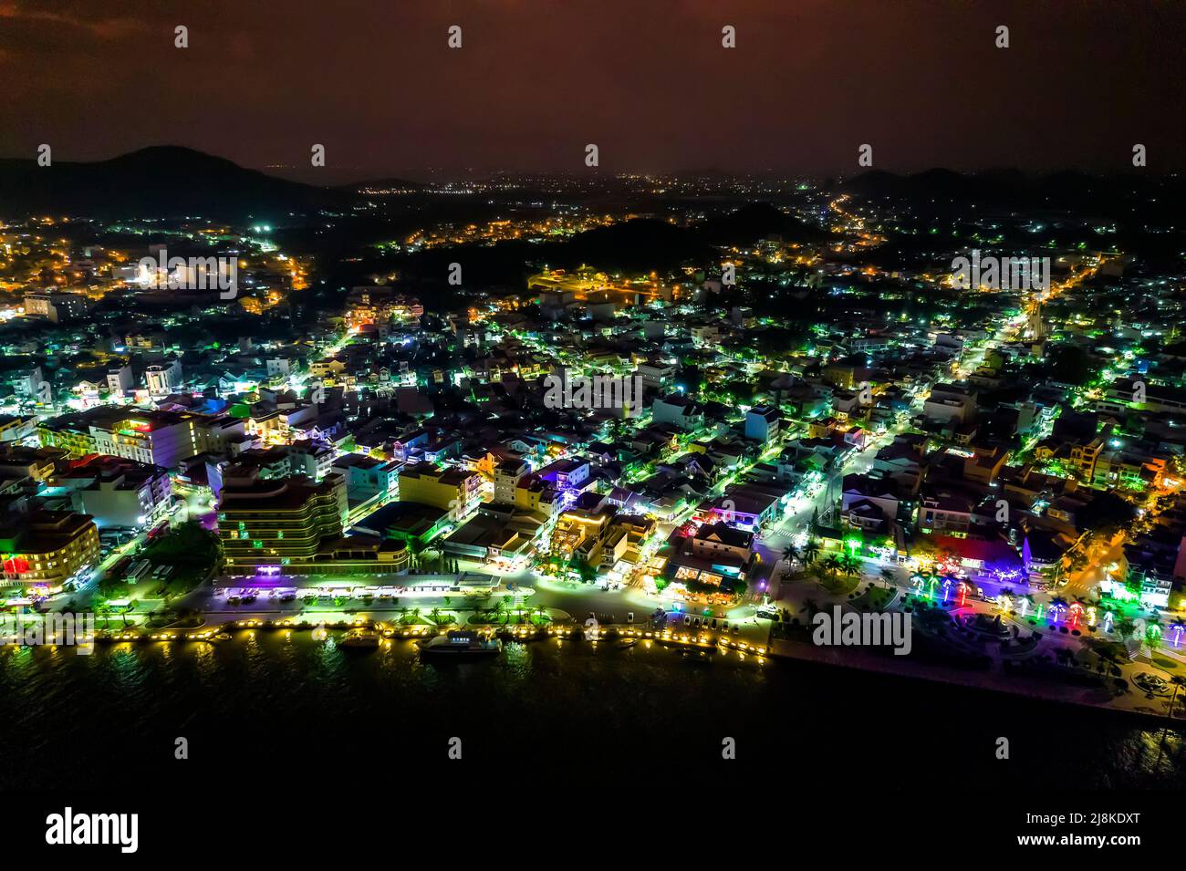 Vista aerea della città di ha Tien di notte, Kien Giang, Vietnam, questo è centrale affollato e vivace a Kien Giang, Vietnam. Foto Stock