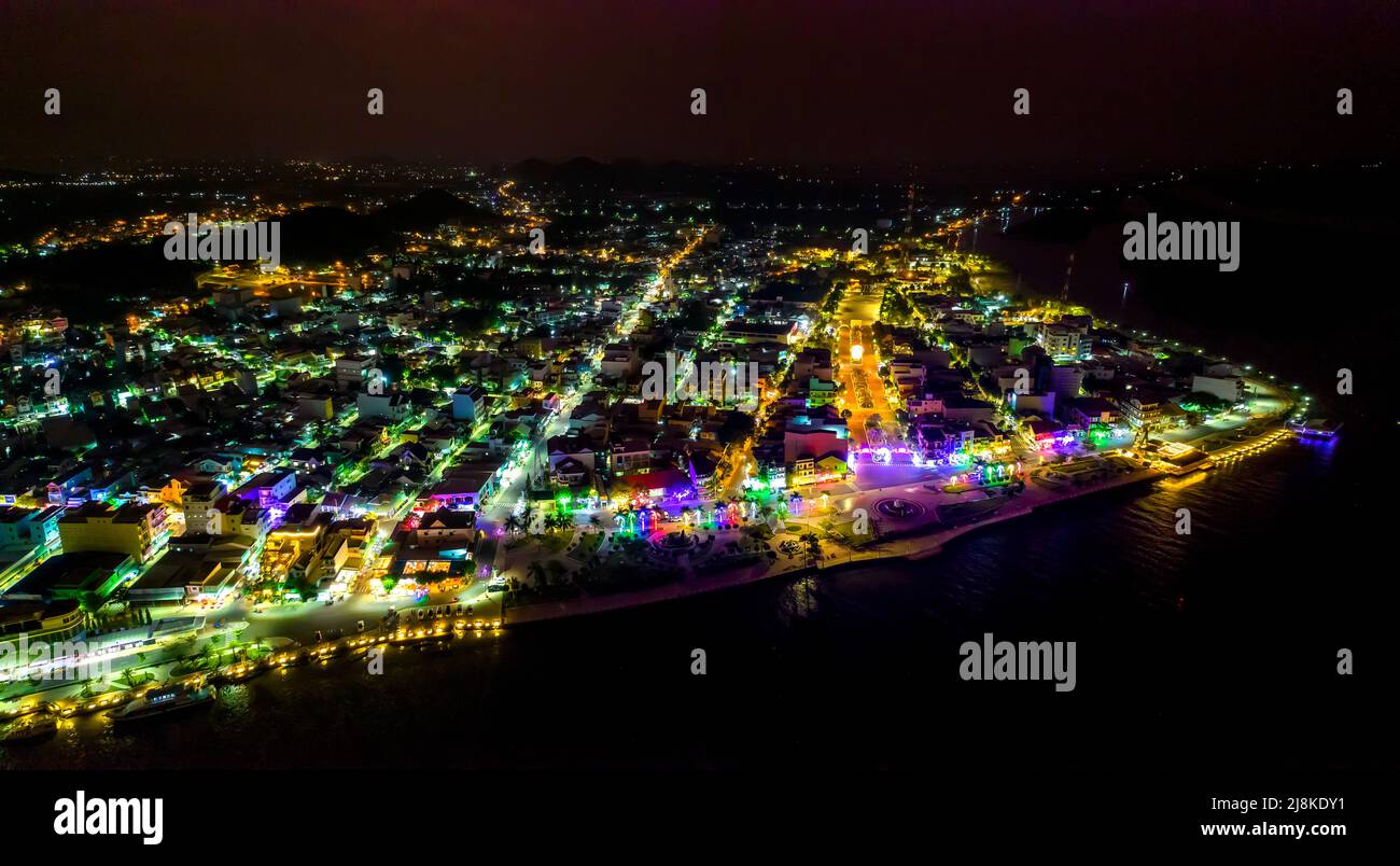 Vista aerea della città di ha Tien di notte, Kien Giang, Vietnam, questo è centrale affollato e vivace a Kien Giang, Vietnam. Foto Stock