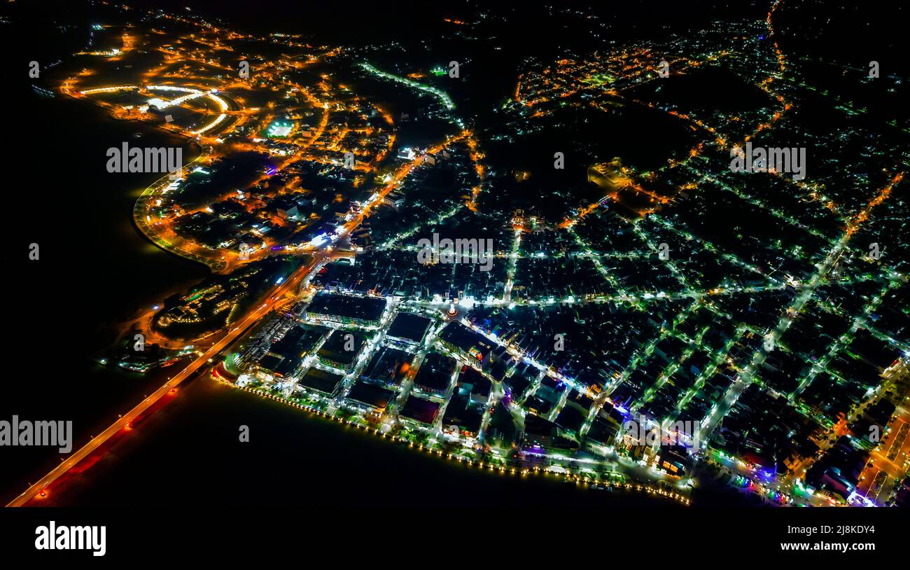 Vista aerea della città di ha Tien di notte, Kien Giang, Vietnam, questo è centrale affollato e vivace a Kien Giang, Vietnam. Foto Stock