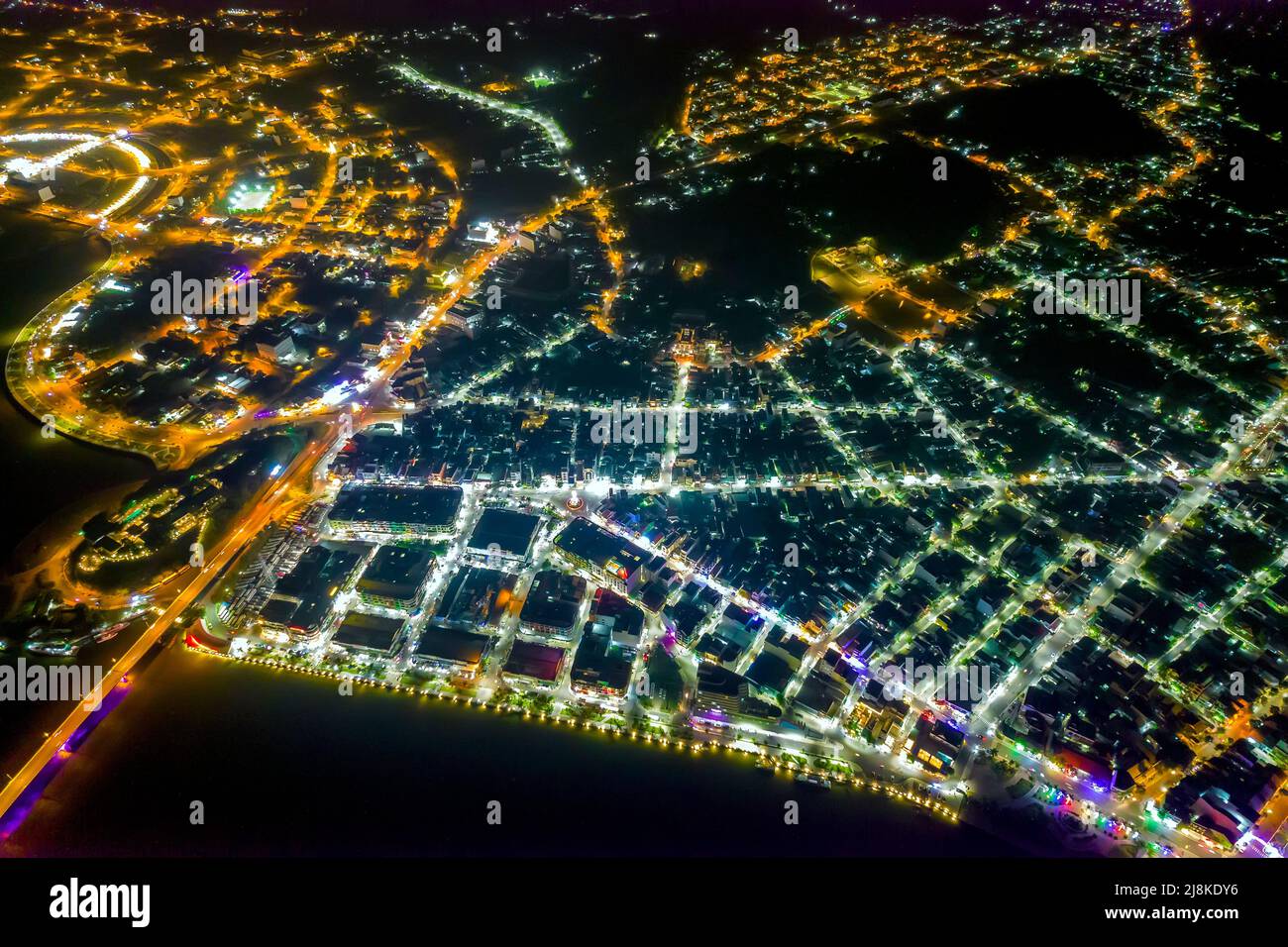 Vista aerea della città di ha Tien di notte, Kien Giang, Vietnam, questo è centrale affollato e vivace a Kien Giang, Vietnam. Foto Stock