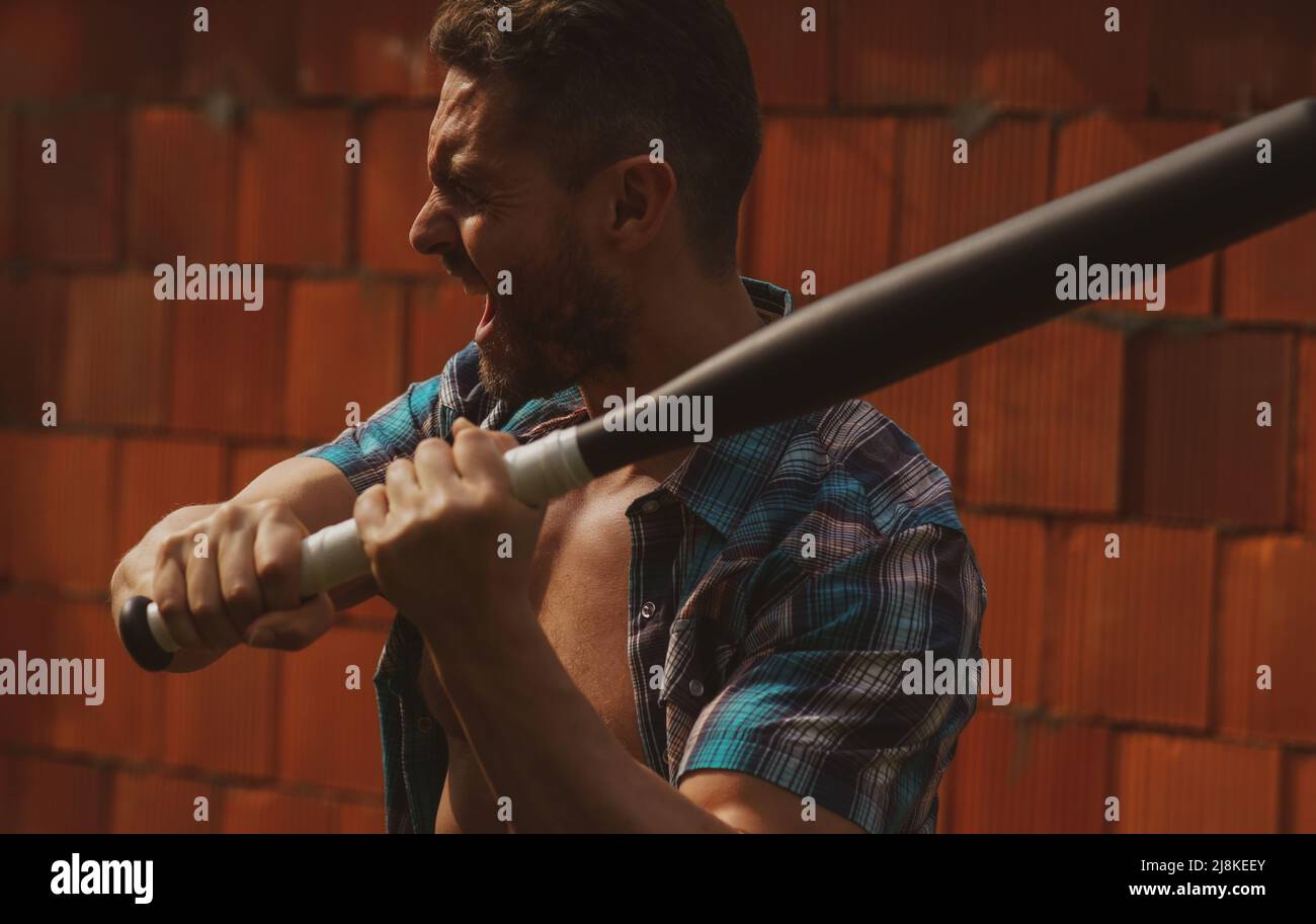 Ragazzo con mazza da baseball per combattere. Uomo pericoloso con emozione  seria. Autodifesa Foto stock - Alamy