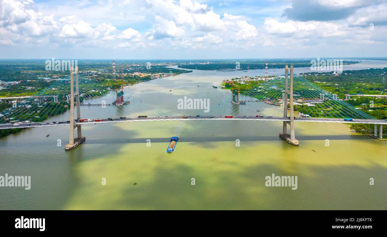 My Thuan Bridge, Vinh Long City, Vietnam, vista aerea. Il mio ponte di Thuan è famoso ponte nel delta di mekong, Vietnam. Foto Stock