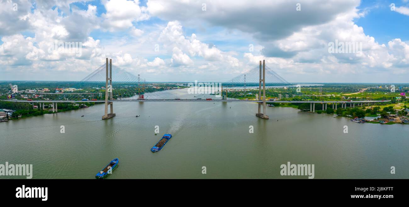 My Thuan Bridge, Vinh Long City, Vietnam, vista aerea. Il mio ponte di Thuan è famoso ponte nel delta di mekong, Vietnam. Foto Stock