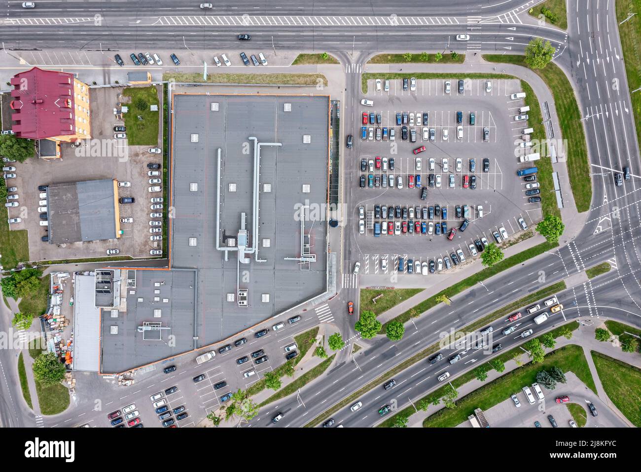 vista aerea del parcheggio con molte auto del supermercato centro commerciale negozi Foto Stock