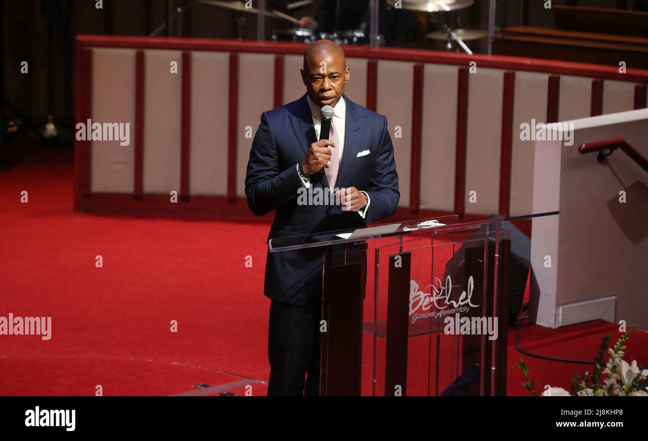 New York, Stati Uniti. 16th maggio 2022. Il sindaco Eric Adams parla alla veglia interconfessionale dell'Assemblea evangelica di Bethel per pregare per le vittime dell'attacco al Tops friendly Market di Buffalo New York - New York, NY il 16 maggio 2022. (Foto di Udo Salters/Sipa USA) Credit: Sipa USA/Alamy Live News Foto Stock