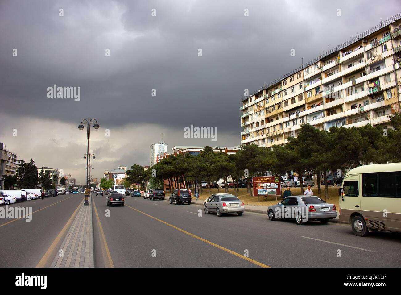 Baku. Azerbaigian. 05.07.2020 anni. Il viale principale del bazar è 8 km. Foto Stock