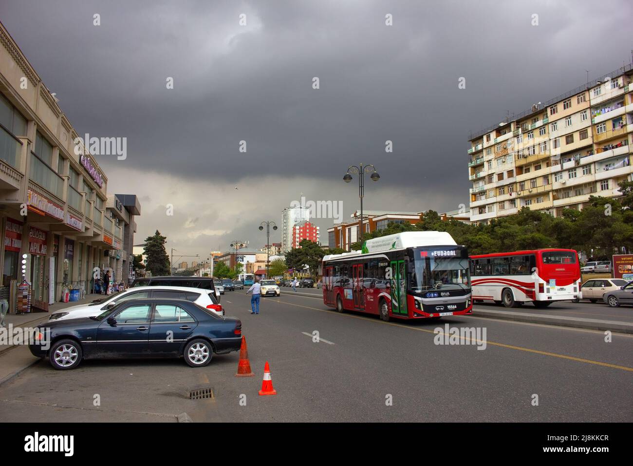 Baku. Azerbaigian. 05.07.2020 anni. Il viale principale del bazar è 8 km. Foto Stock