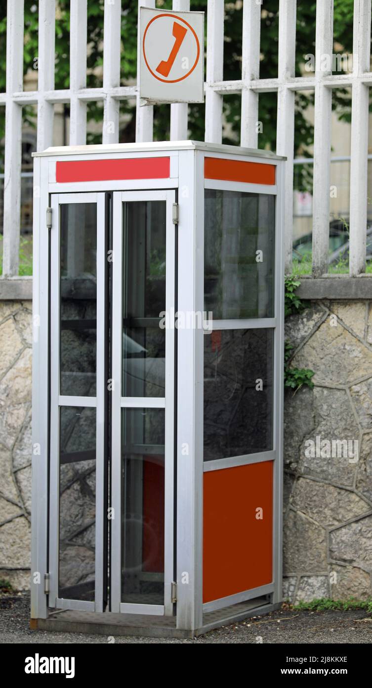 Vecchia scatola telefonica italiana chiamata CABINA TELEFONICA Foto Stock